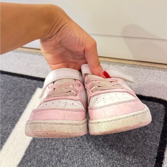 Nike Toddler Sneakers in Pink and White - Picture 2 of 7